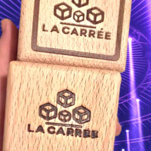 tenus dans la main carrée carrée lacarrée