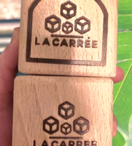 tenus dans la maindomes et carrées lacarrée